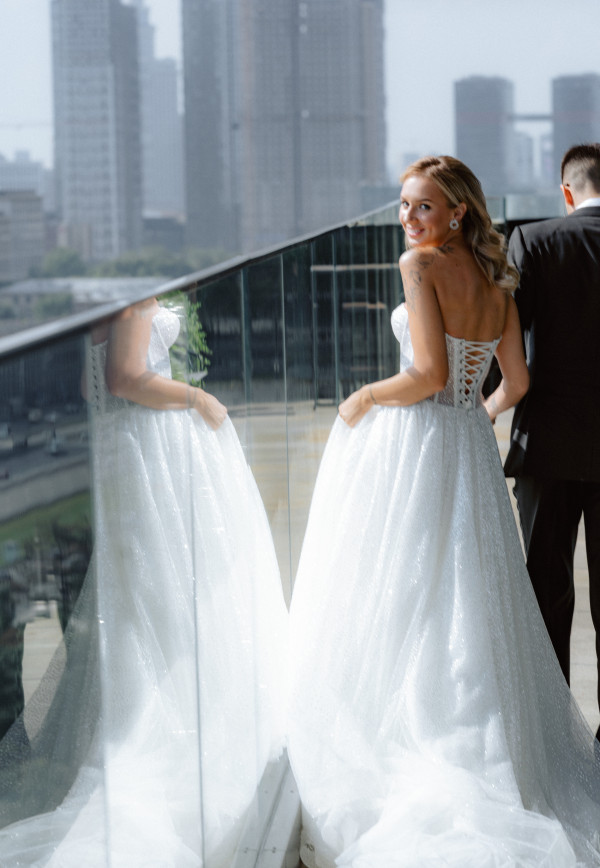 Босоножки Saint Laurent, мерцающее платье и неоновый