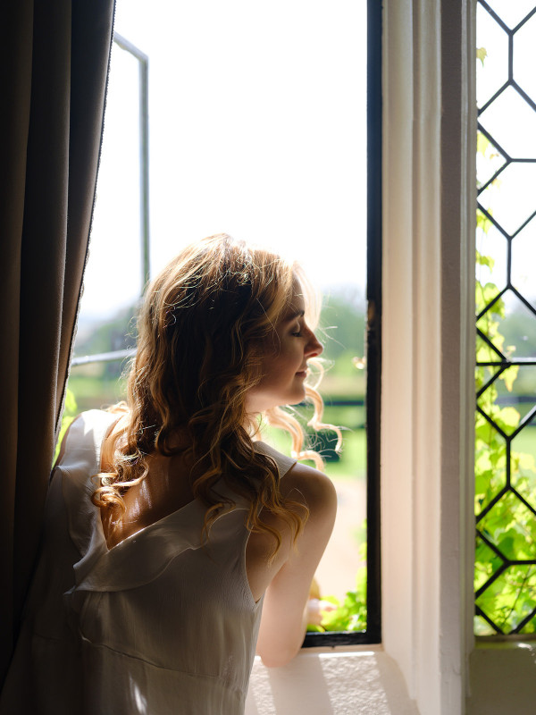 Необычные наряды с узорами на свадьбе художника