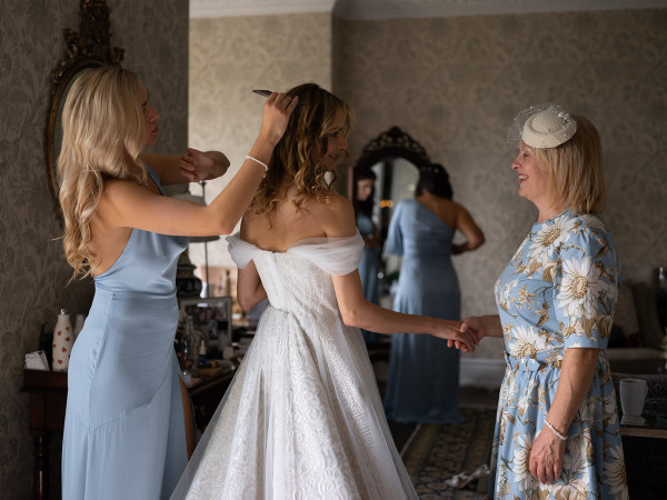 Необычные наряды с узорами на свадьбе художника