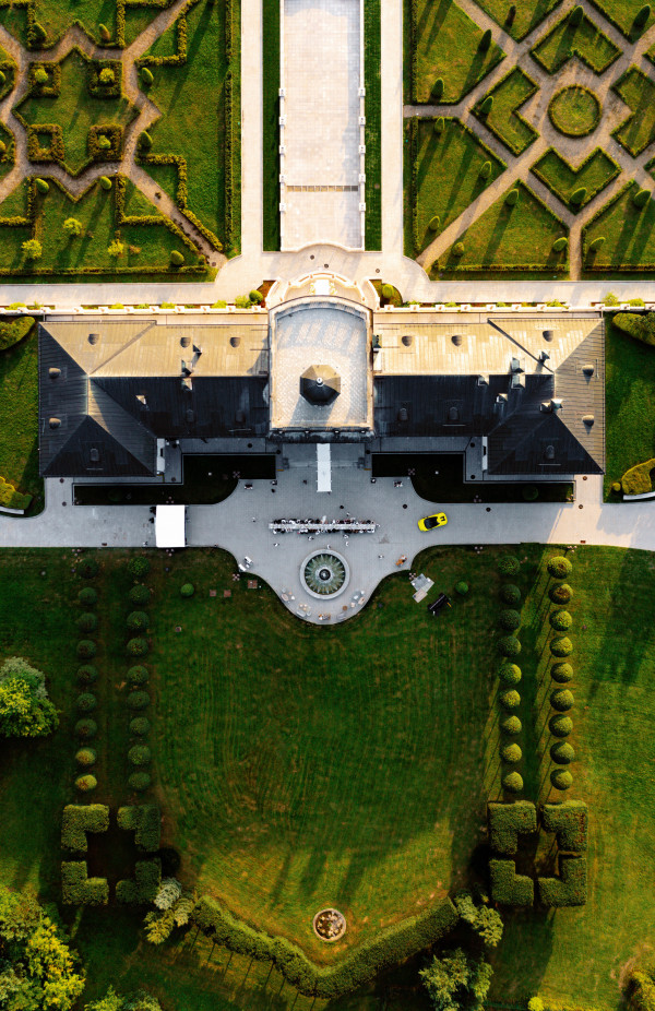 Босоножки Saint Laurent, мерцающее платье и неоновый