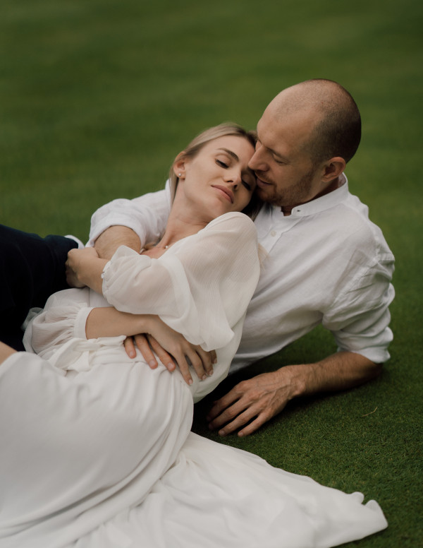 Лаконичная свадьба на поле для гольфа