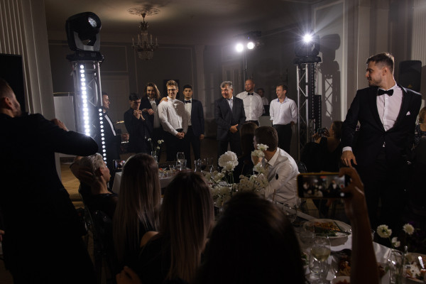 Веселая свадьба молодой пары в особняке Путилова