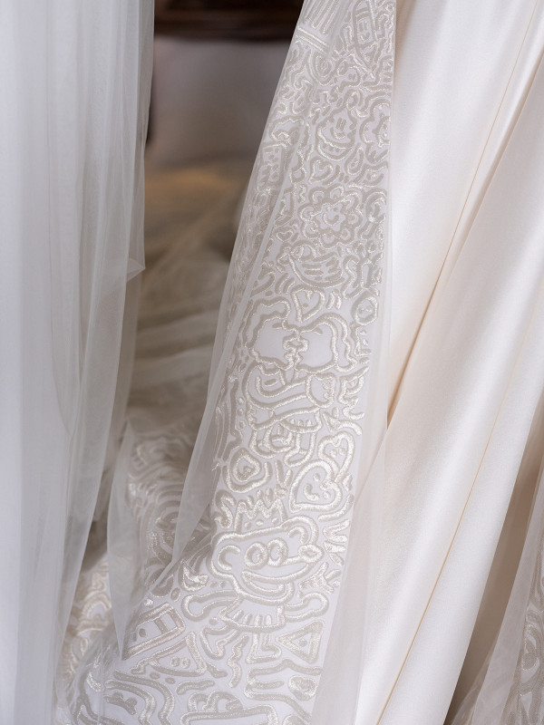 Необычные наряды с узорами на свадьбе художника