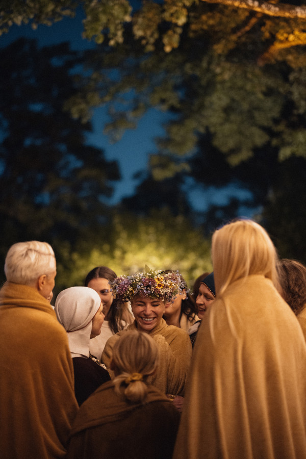 Церемония у воды и платье с длинным