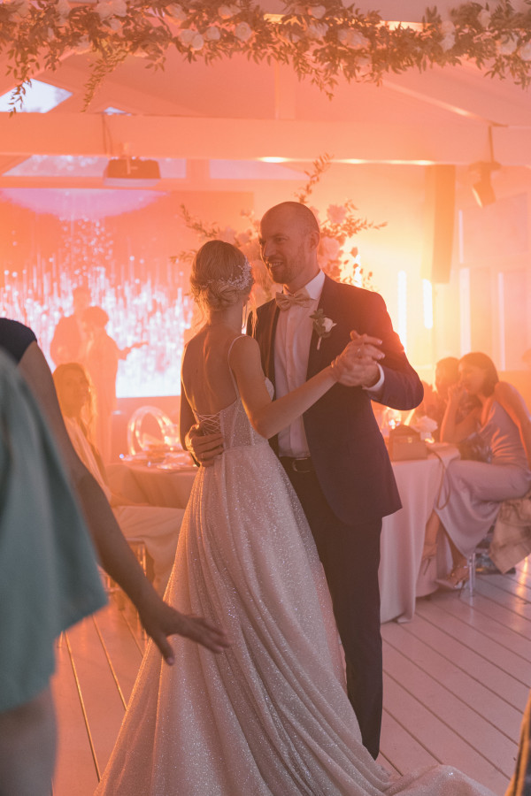 Лаконичная свадьба на поле для гольфа