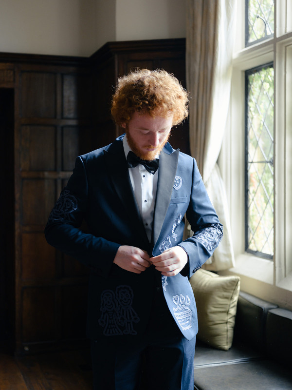 Необычные наряды с узорами на свадьбе художника