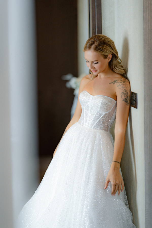 Босоножки Saint Laurent, мерцающее платье и неоновый