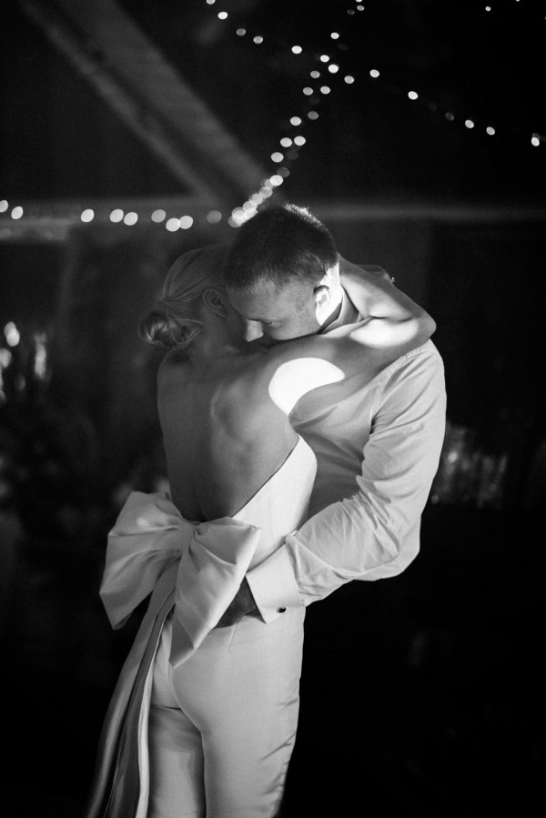 Церемония у воды и платье с длинным