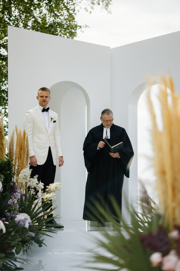 Церемония у воды и платье с длинным