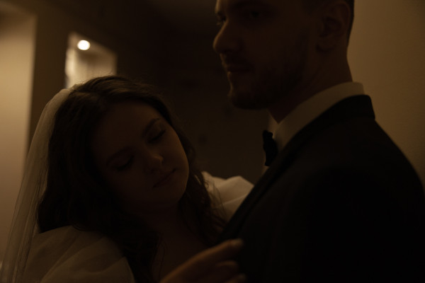 Веселая свадьба молодой пары в особняке Путилова