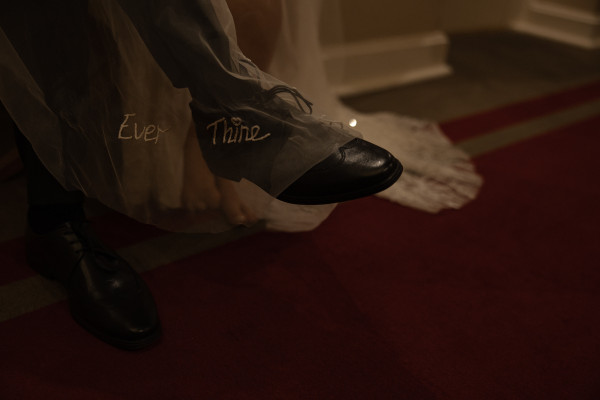 Веселая свадьба молодой пары в особняке Путилова