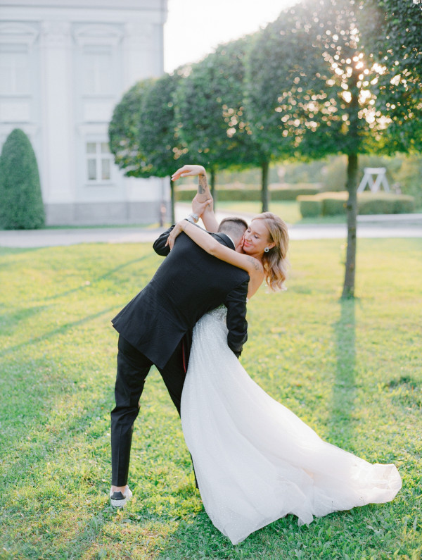 Босоножки Saint Laurent, мерцающее платье и неоновый