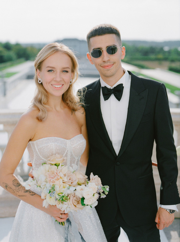 Босоножки Saint Laurent, мерцающее платье и неоновый