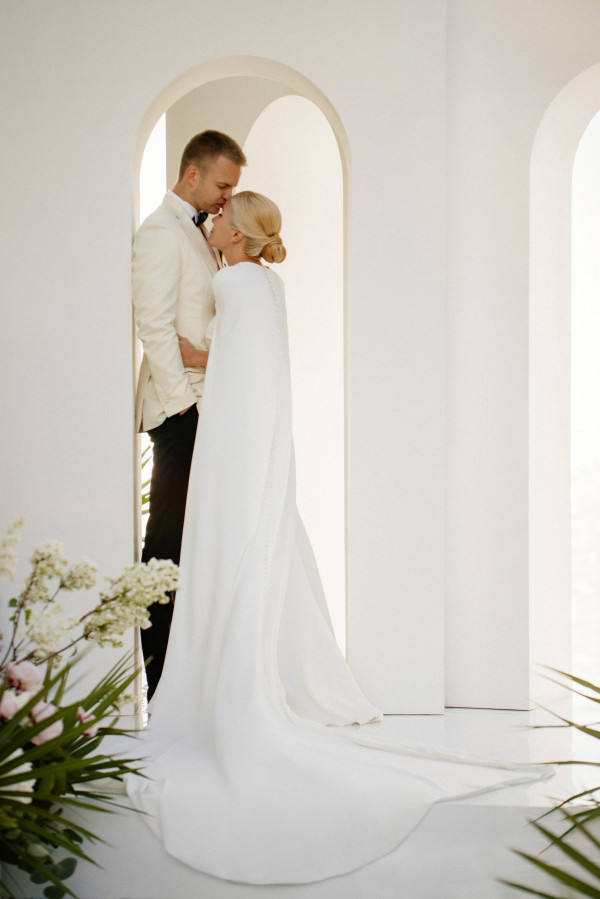 Церемония у воды и платье с длинным