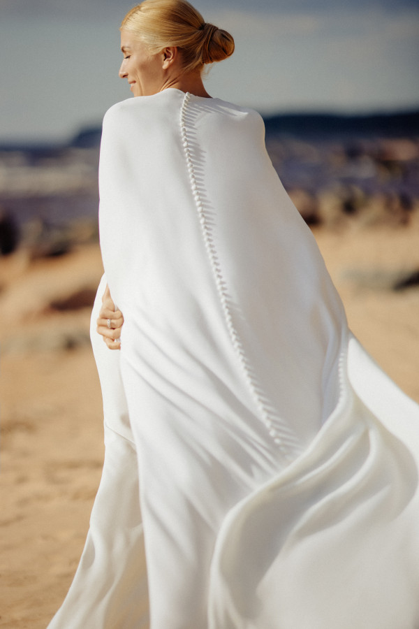 Церемония у воды и платье с длинным