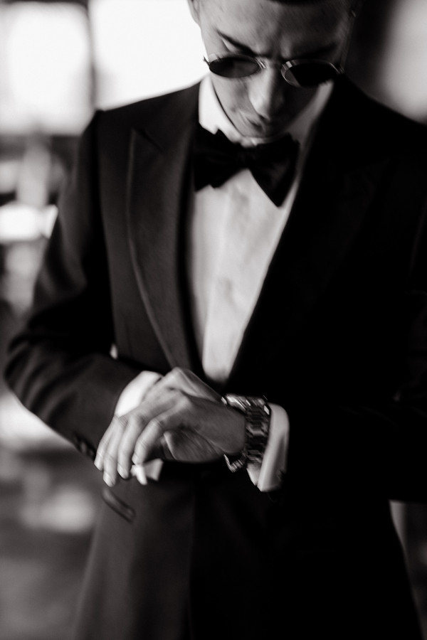 Босоножки Saint Laurent, мерцающее платье и неоновый