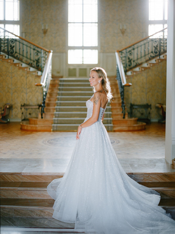 Босоножки Saint Laurent, мерцающее платье и неоновый