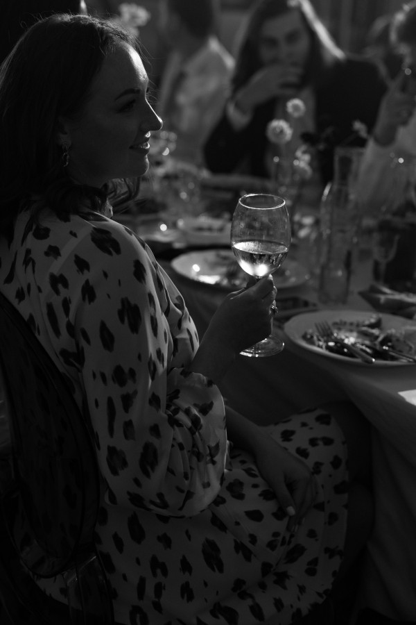 Веселая свадьба молодой пары в особняке Путилова