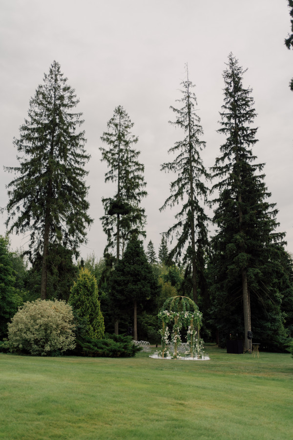 Лаконичная свадьба на поле для гольфа