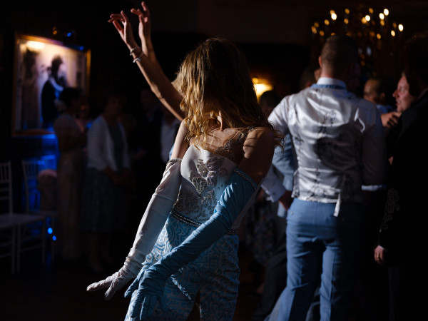 Необычные наряды с узорами на свадьбе художника