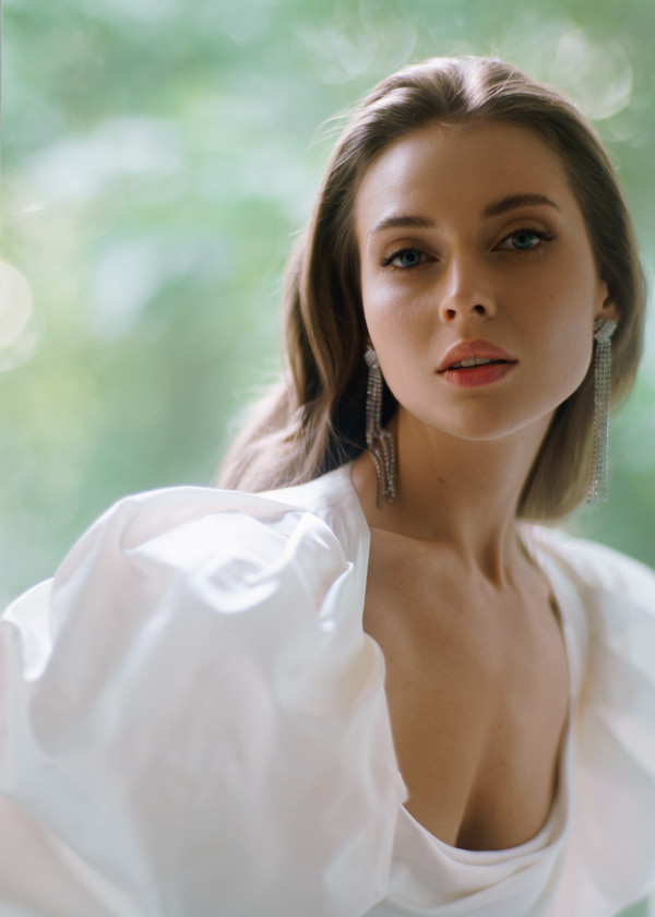 Свадьба с мерцающим платьем на берегу Финского