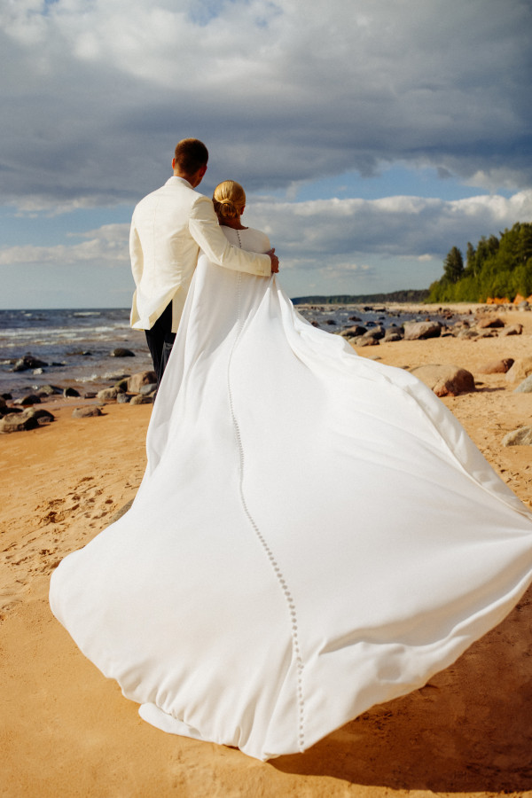 Церемония у воды и платье с длинным