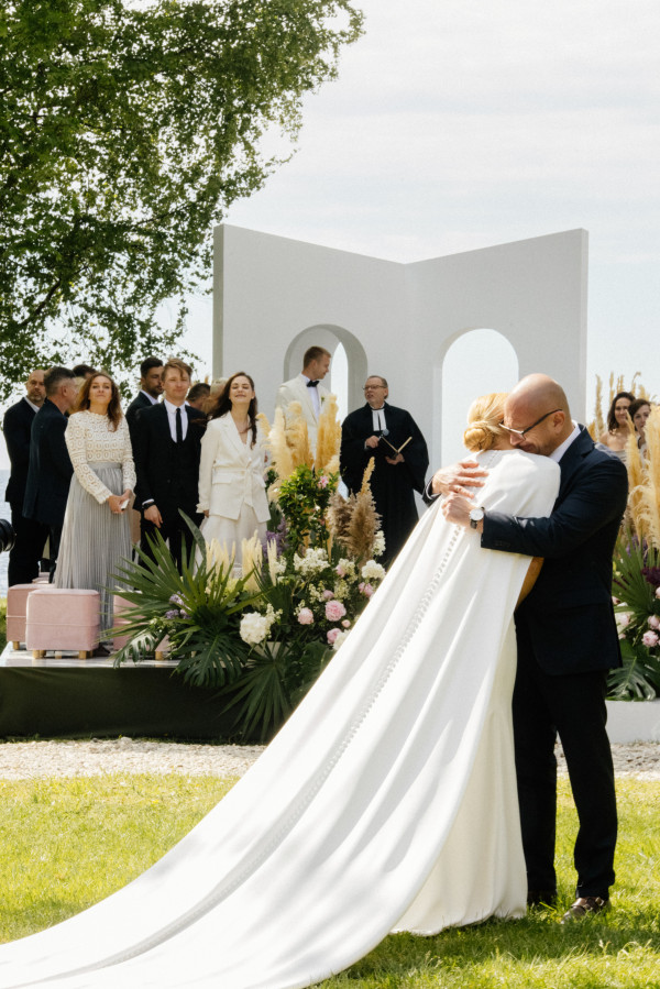 Церемония у воды и платье с длинным