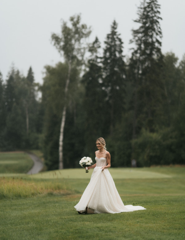 Лаконичная свадьба на поле для гольфа
