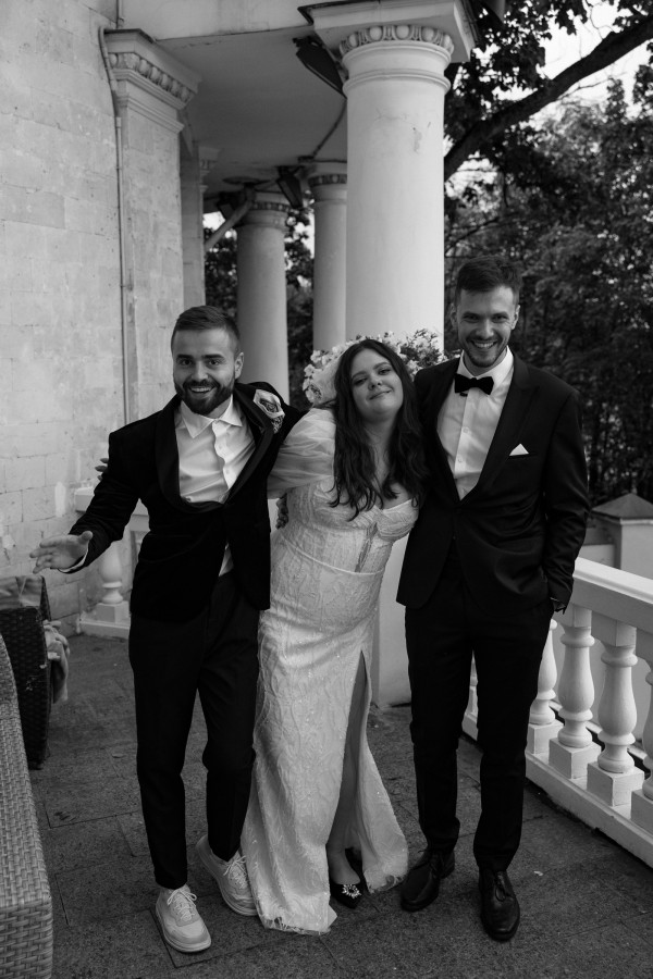 Веселая свадьба молодой пары в особняке Путилова