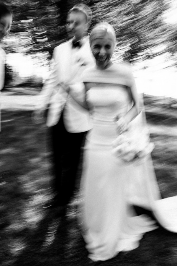 Церемония у воды и платье с длинным