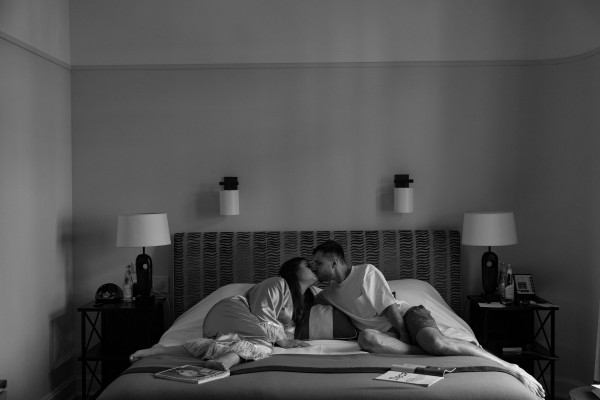 Веселая свадьба молодой пары в особняке Путилова