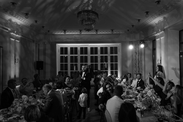 Веселая свадьба молодой пары в особняке Путилова