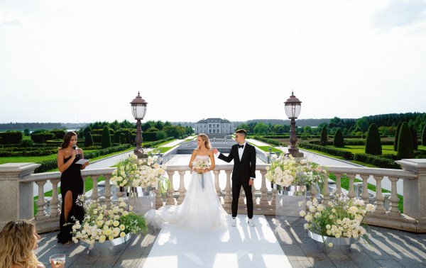 Босоножки Saint Laurent, мерцающее платье и неоновый