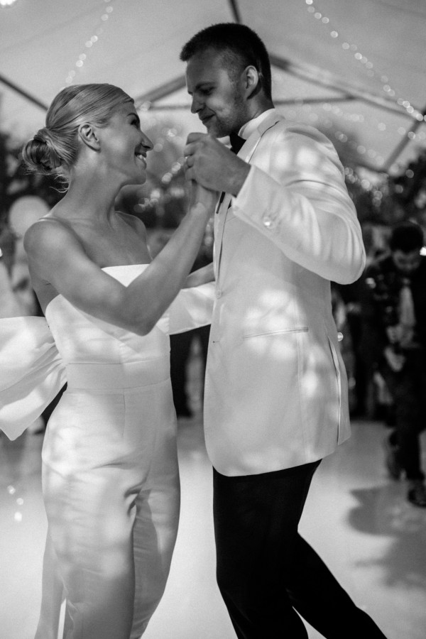 Церемония у воды и платье с длинным