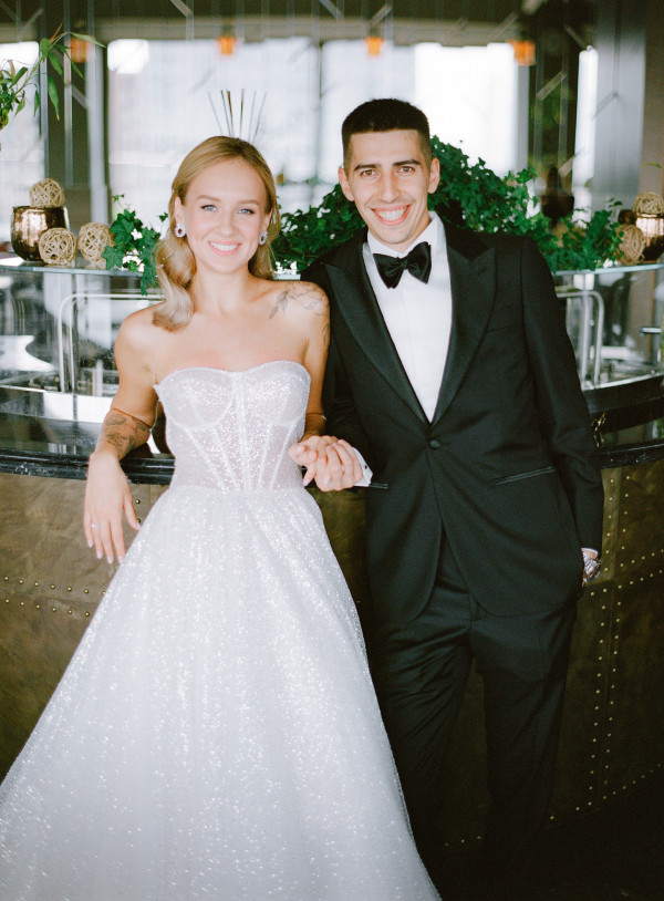 Босоножки Saint Laurent, мерцающее платье и неоновый