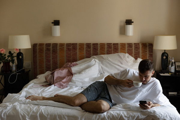 Веселая свадьба молодой пары в особняке Путилова