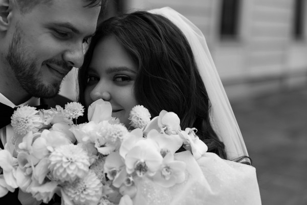 Веселая свадьба молодой пары в особняке Путилова