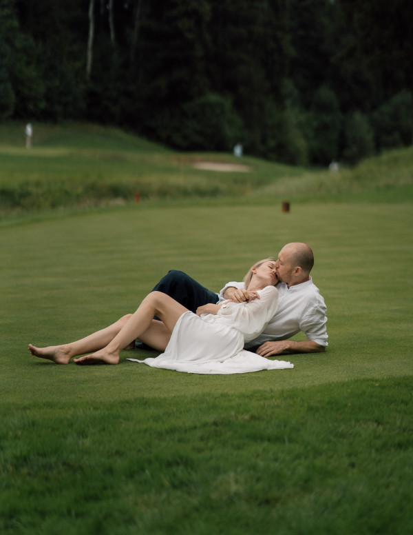 Лаконичная свадьба на поле для гольфа