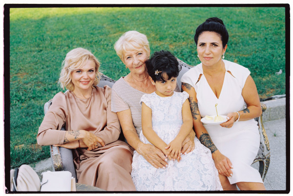 Босоножки Saint Laurent, мерцающее платье и неоновый