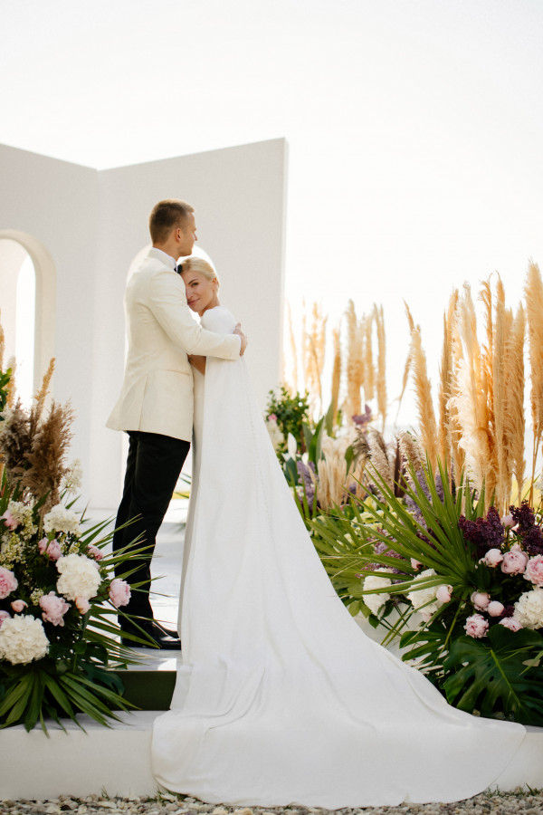 Церемония у воды и платье с длинным