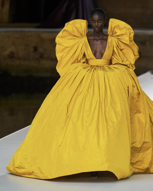 Почему цветные платья от кутюр станут свадебным