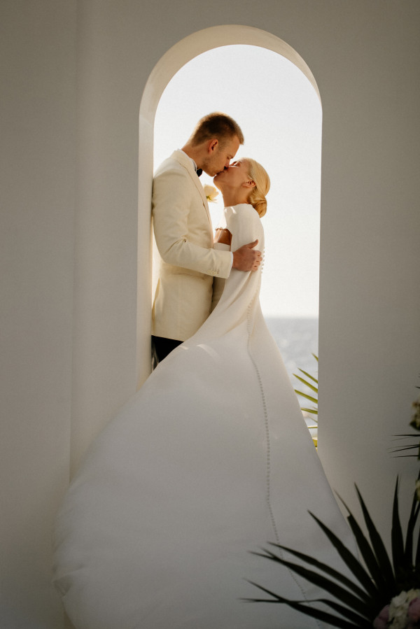 Церемония у воды и платье с длинным