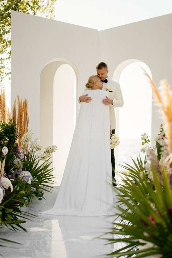 Церемония у воды и платье с длинным