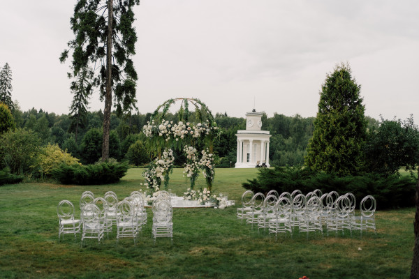Лаконичная свадьба на поле для гольфа