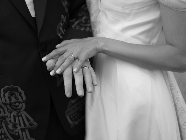 Необычные наряды с узорами на свадьбе художника