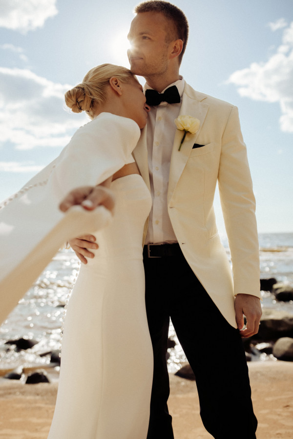 Церемония у воды и платье с длинным