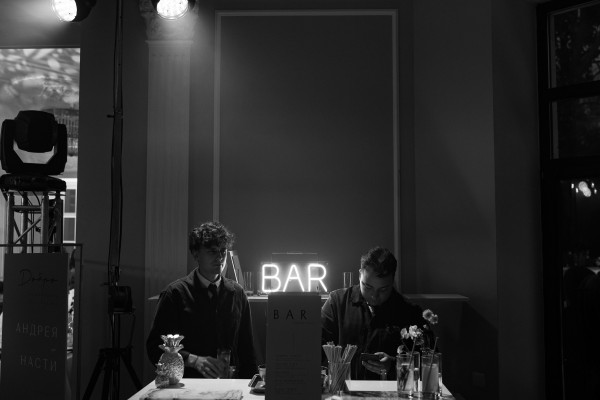 Веселая свадьба молодой пары в особняке Путилова