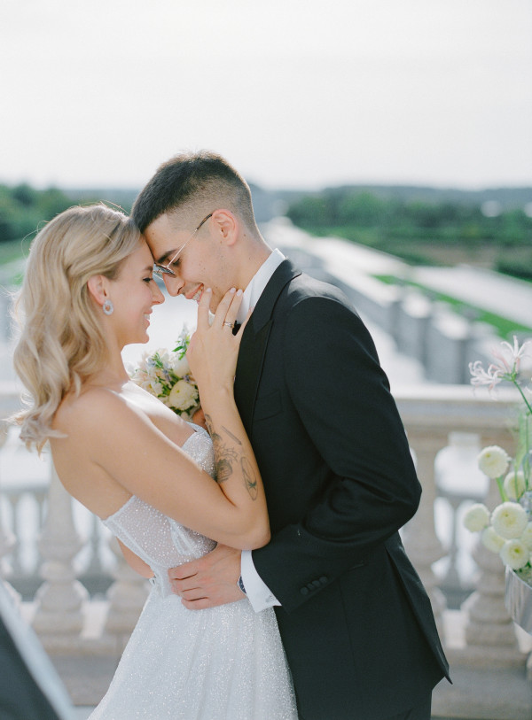 Босоножки Saint Laurent, мерцающее платье и неоновый