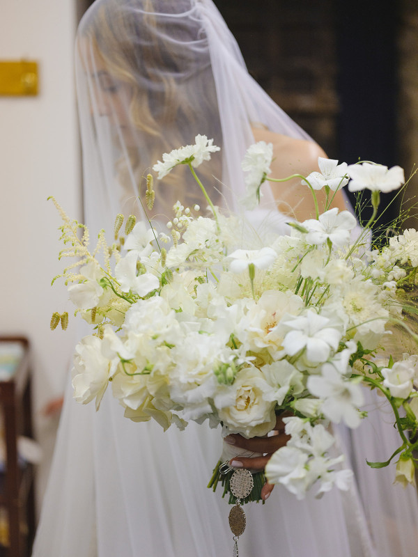 Необычные наряды с узорами на свадьбе художника