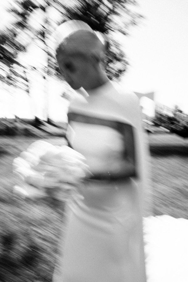 Церемония у воды и платье с длинным